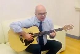 Toma se la suona e se la canta, al capezzale della sanità del Molise che ha mandato in coma, anche alla faccia di Berlusconi 
