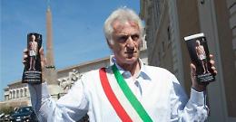 Il sindaco che ha eretto un monumento alle vittime del pettegolezzo e dell'invidia ora si autodenuncia per alto tradimento alla Costituzione
