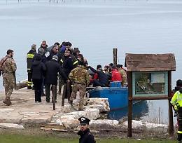 Ritrovato il corpo del pescatore scomparso nel lago di Varano