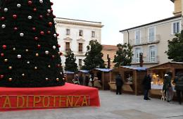 Guarente e soci, quanta sciatteria: i retroscena dei mercatini di Natale in piazza Prefettura