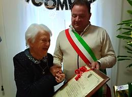 A Ruoti cento candeline per la signora Rosina, il sindaco Gentilesca: «Patrimonio vivente» 