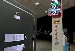 Caro carburanti, benzinai in sciopero il 25 e il 26 gennaio: "Ristabilire la verità"