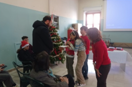 A Foggia gli alunni "Babbo Natale"  consegnano alla parrocchia il ricavato del mercatino natalizio