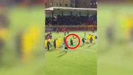 Potenza - Taranto: Capuano perde la calma, mostra il video all'arbitro e poi lancia il telefono