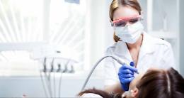 La crisi economica morde i denti: 6 italiani su 10 rinunciano alle cure odontoiatriche 