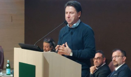Conte a Matera e Potenza: «Abbiamo creato sviluppo senza fabbricare bombe e armi che ci portano alla guerra nucleare»