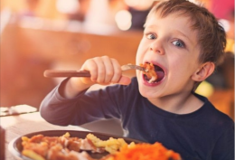 Cosa mangiano i bambini nei ristoranti e nei fast-food?