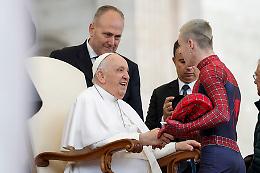Incontro ravvicinato tra Papa Francesco e lo Spiderman 19enne di Carapelle, Francesco Tarantino