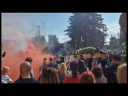 L'ultimo saluto della famiglia dei Vigili del Fuoco a Giuseppe Tucci, ucciso di botte a Rimini: chiesta intitolazione caserma a suo nome