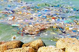 Microplastiche in mare: un problema grande come un oceano, con effetti devastanti sulla salute umana