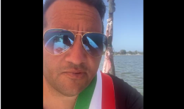 Il sindaco di Cagnano Varano s'incatena in mezzo a lago contro il mancato sostegno della Regione al dragaggio delle acque inquinate