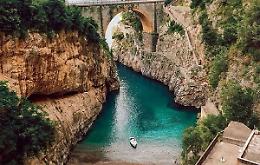Viaggio lungo le coste della Campania e della Grande Lucania e del loro sogno del mare d'inverno. Furore 