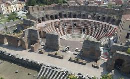 Nell'arena degli infoiati per il duello tra Musk e Zuckerberg ci mancava Mastella, che offre il Teatro Romano di Benevento