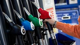 Inutili i cartelloni spaventa prezzi del Governo, la benzina schizza a 2,014 euro: Puglia, Basilicata e Molise tra le regioni più care