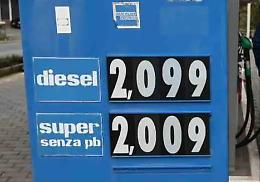 Caro benzina, operazione verità di Federcontribuenti: "Metà del tuo pieno va in tasse allo Stato"