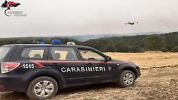 Dà fuoco alla riserva naturale di Margherita di Savoia, ma i Carabinieri di Manfredonia lo fermano spegnendo l'incendio