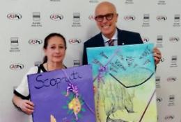 Laboratorio di art therapy nel centro regionale per i disturbi dell’alimentazione a Chiaromonte: consegnate al Dg dell'Asp tre tele realizzate dai pazienti