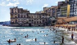 Viaggio lungo le coste della Campania e della Grande Lucania e del loro sogno del mare d'inverno. Napoli, la sirena che si fece città