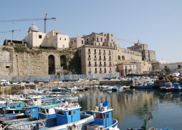 Viaggio lungo le coste della Campania e della Grande Lucania e del loro sogno del mare d'inverno. Ultima fermata: Pozzuoli e il castello di vetro