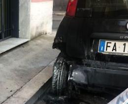 A Venosa ignoti provano a bruciare l'auto della sindaca Marianna Iovanni, solidarietà unanime della politica lucana 
