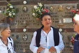 A Sant'Agata di Puglia la nazionale attori canta sulla tomba di Toni Santagata: «Con gli amici a perdifiato in libertà. E i tuoi amici sono qua»