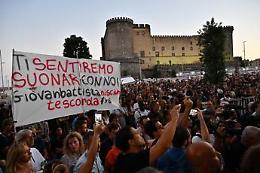Musicista 24enne ucciso a Napoli in piazza Municipio, al funerale anche Roberto Speranza 