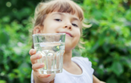 Il super potere dell'acqua contro l'obesità nei bambini