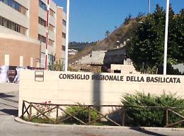Una targa con il numero antiviolenza 1522: il dono della Fidapa di Potenza al Consiglio regionale della Basilicata