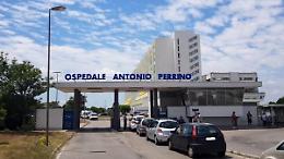 Bufera all'ospedale di Brindisi per la caposala che pubblica le foto in cui ricuce, sorridente, un cadavere
