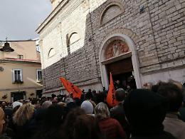 "A nessuno è stato impedito di entrare e di uscire": continua a tenere banco il sit in davanti alla Ss Trinità 