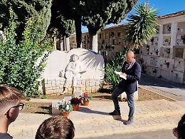 Emozioni rinnovate per la replica della narrazione di Spoon River al cimitero di Apricena