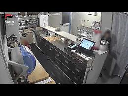 20 anni, armato di un'ascia, rapina 80 euro in un bar: arrestato dai Carabinieri di San Nicandro Garganico