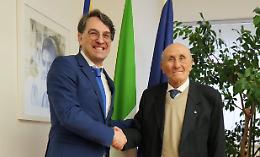 Basilicata: Cicala consegna la medaglia celebrativa dei 50 anni all'ex consigliere Vinci 