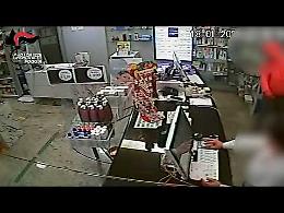Tenta di rapinare una farmacia a Manfredonia, viene messo in fuga dallo spray al peperoncino e arrestato dai Carabinieri