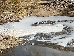 L'Ofanto in crisi: un fiume di schiuma, maleodorante e avvelenato