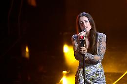Sanremo,  la lucana Angelina Mango canta Pino e commuove l'Ariston 
