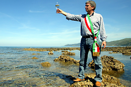 Aeroporto Costa d’Amalfi, parte la petizione per dedicarlo al sindaco pescatore Angelo Vassallo