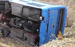 Brutto incidente a Baragiano, autobus ribaltato ed auto distrutta: sul posto 118 ed eliambulanza  