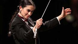 La bacchetta magica di Gianna Fratta guida l'Orchestra del Teatro La Fenice di Venezia con i migliori interpreti della Lirica