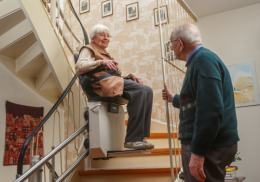 Mobilità casalinga, come garantire indipendenza e libertà agli anziani e alle persone con problemi alle articolazioni