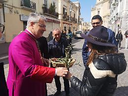 Ferretti viandante di pace e amicizia per le strade di Foggia: un gesto sorprendentemente bello da parte del nuovo arcivescovo