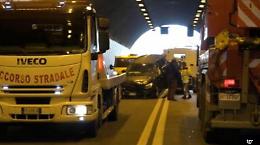 Il caos nella galleria 'Lama Bianca' di Campobasso: tir e auto coinvolti in un incidente stradale