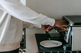 Microonde in cucina, dal riscaldamento alla cottura: i segreti di un alleato versatile
