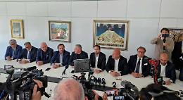 Il centrodestra di Puglia deposita la mozione di sfiducia a Emiliano, M5S: "Non la voteremo"