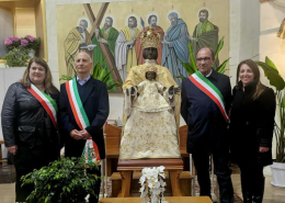 Per la prima volta è una donna sindaco a vestire la Madonna dell'Incoronata di Foggia per la Cavalcata degli Angeli