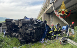 Camionista di Foggia precipita col tir da un viadotto alto 10 metri a Calabritto