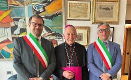 Il saluto commosso a Mons. Ligorio dei sindaci Bennardi e Morea