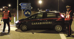 Serata di follia a Lavello: 45enne aggredisce l'ex e due passanti 