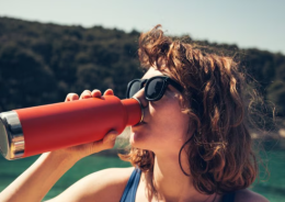 Per una salutare bevuta d'acqua, meglio le bottiglie di plastica, quelle di vetro o le vecchie, mitiche, borracce d'acciaio?