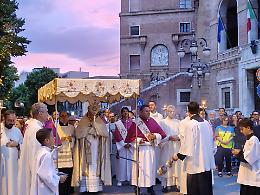 Corpus Domini, nella Foggia di 22mila pasti distribuiti ai poveri lo "scandalo" del pane disceso dal cielo